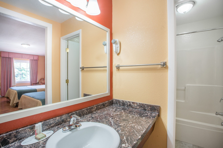 Bathroom 3, The Hillside Hotel, Washington