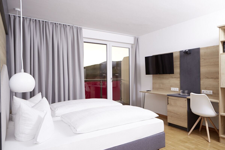 Bedroom 3, Hotel Falter, Regen