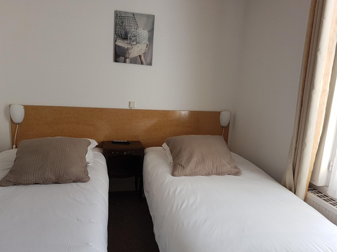 Bedroom 2, Hotel De Normandie, Calvados