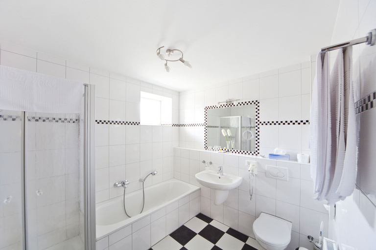 Bathroom 3, City-Hotel Friesoythe, Cloppenburg