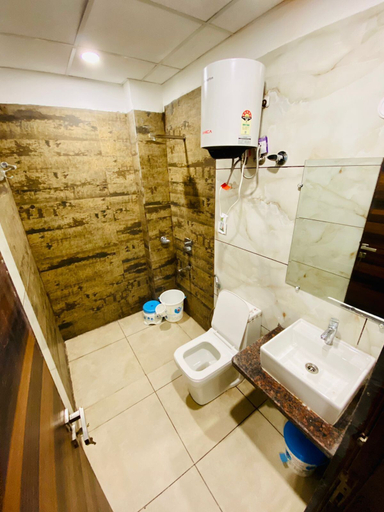 Bathroom 3, Hotel Kinsfolk inn, Gautam Buddha Nagar