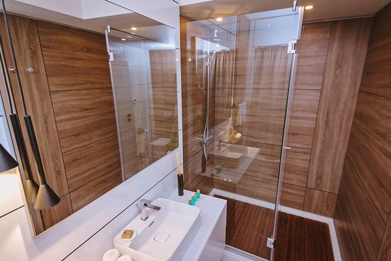 Bathroom 4, No 6 Apartments, Constanta
