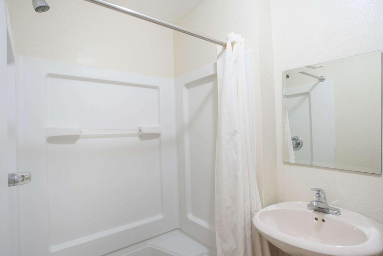 Bathroom 3, The Hillside Hotel, Washington