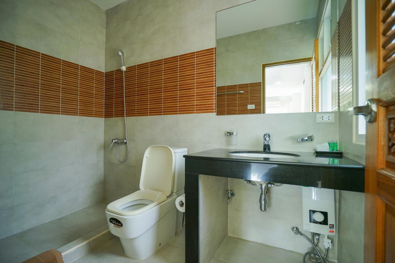 Bathroom 4, Baan Faa Talaychan Resort, Tha Mai
