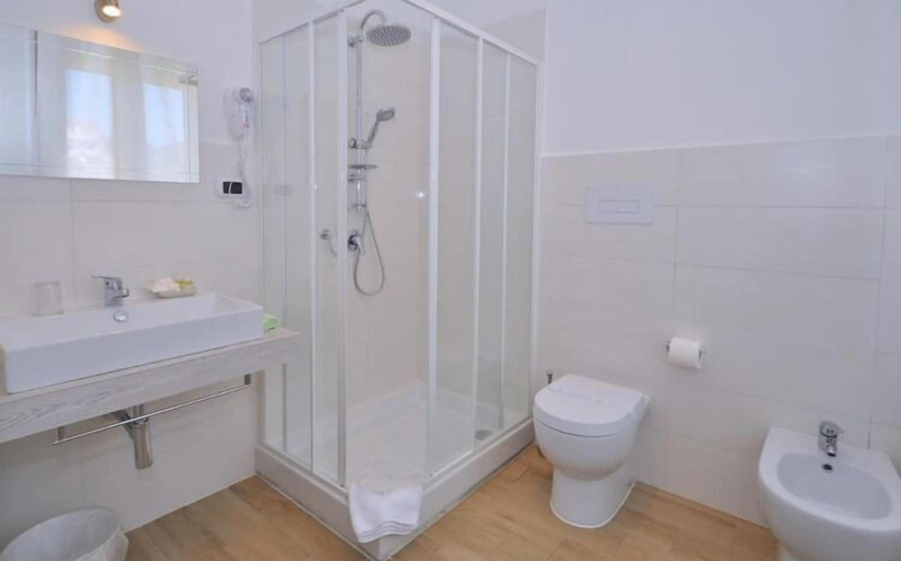 Bathroom 3, Bed and travel B&B Il Faro, Salerno
