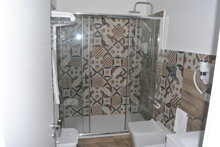 Bathroom 5, Agrigento Centre - 1-bed Apartment - Sleeps 4, Agrigento