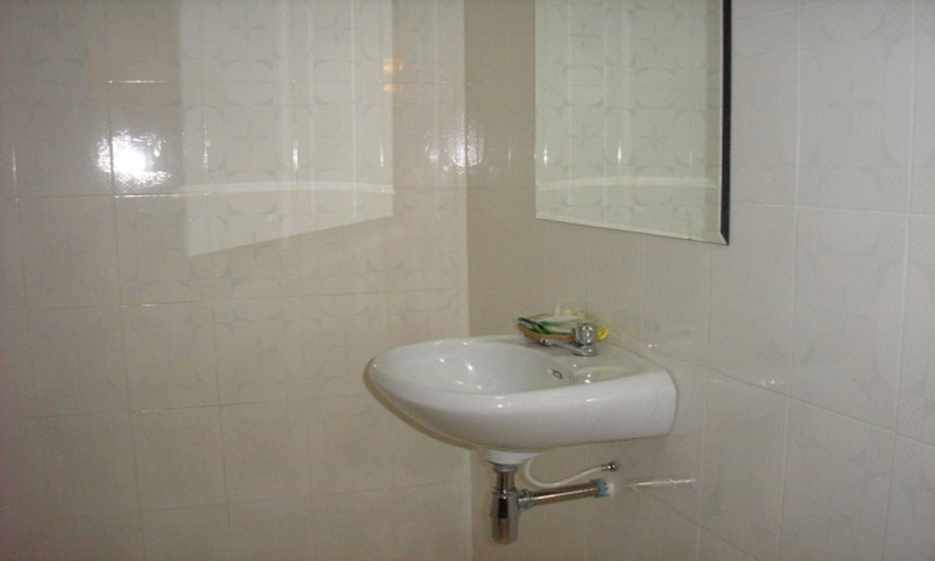 Bathroom 5, Mom's Guesthouse, Siem Reap