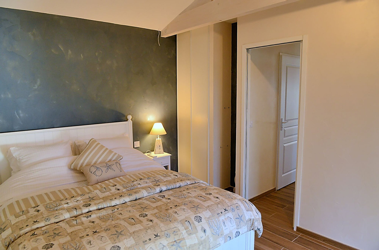 Bedroom 3, Dousoleil, Gironde
