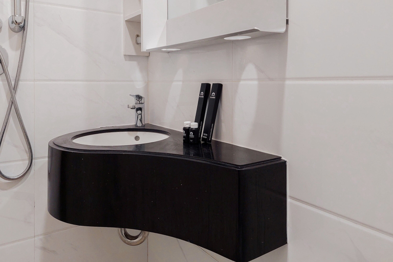 Bathroom 3, Elegant And Comfortable Studio Sky House Bsd Apartment, Tangerang Selatan