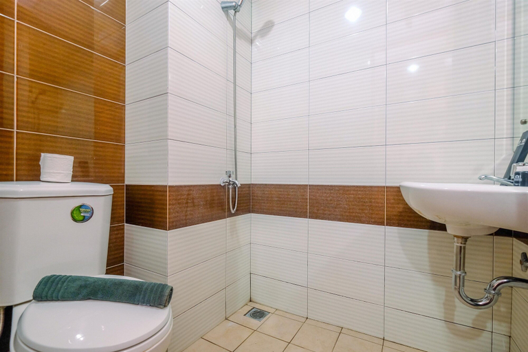 Bathroom 3, Comfy and Simply Studio Apartment at Margonda Residences 3, Depok