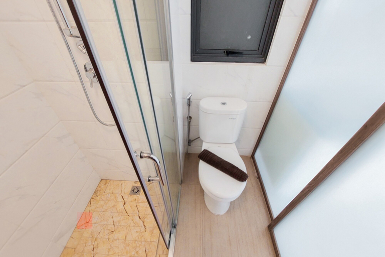Bathroom 2, Fully Furnished with Cozy Design 2BR at Sky House BSD Apartment, Tangerang Selatan