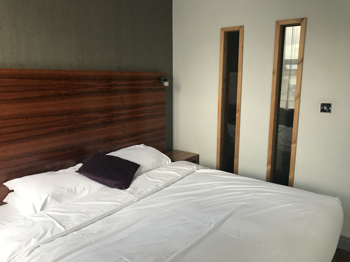 Bedroom 4, Bennetts Hotel, Derbyshire