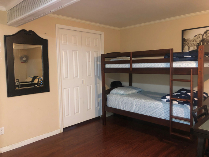Bedroom 2, Austin Cove near subway, New York