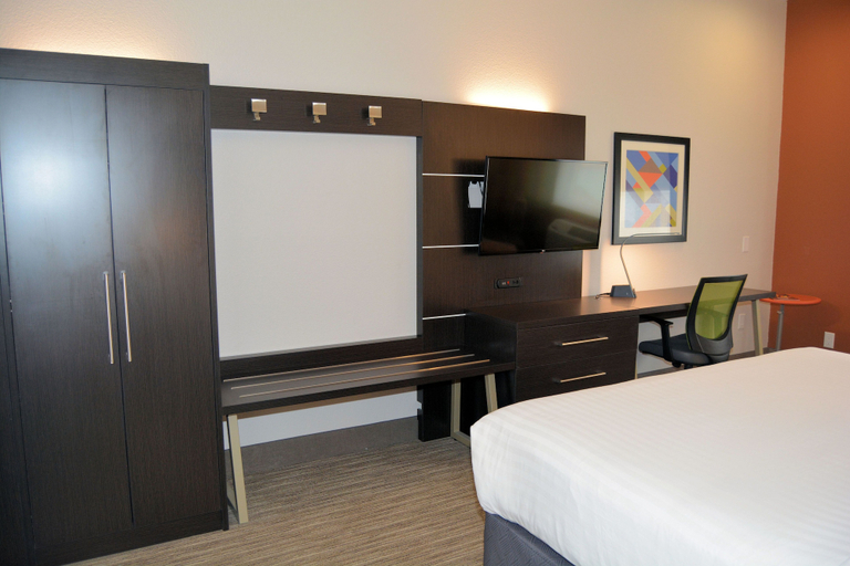 Bedroom 2, Holiday Inn Express & Suites by IHG, Taylor