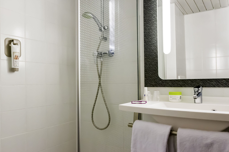 Bathroom 4, ibis Mulhouse Ile Napoléon, Haut-Rhin