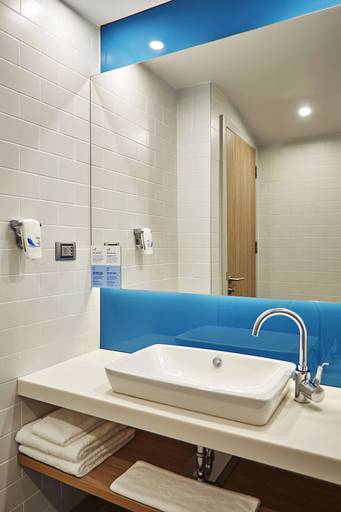 Bathroom 5, Holiday Inn Express ISTANBUL - ATAKOY METRO by IHG, Bakırköy