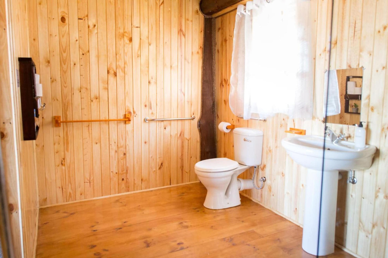 Bathroom 3, Kalahari Lion's Rest, Siyanda