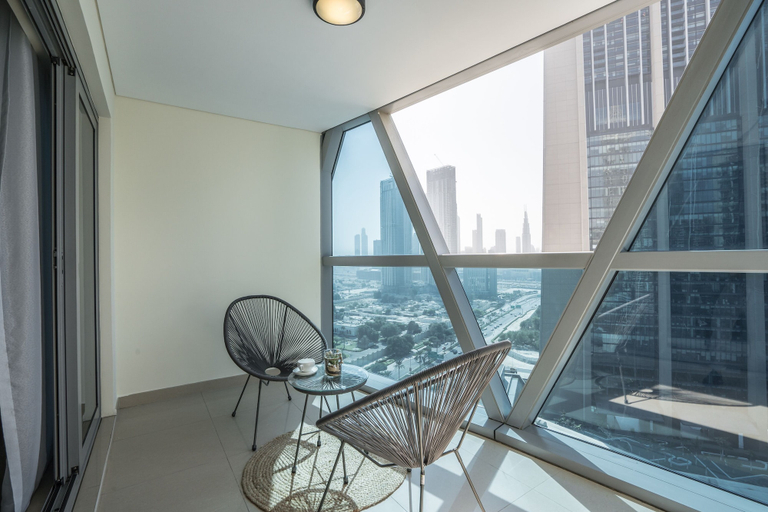 Balcony 5, HiGuests - Park Towers, Dubai