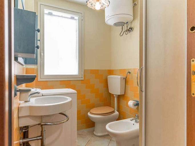 Bathroom 2, Casa Lauro, Ragusa