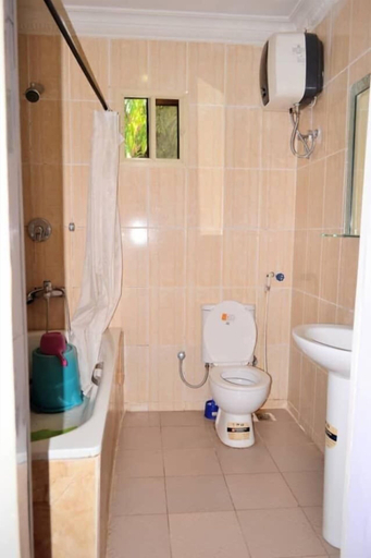 Bathroom 3, Big Pepper Apartment, AbujaMun