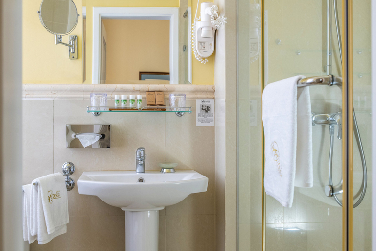 Bathroom 4, La Contessa Castle Hotel, Bélapátfalva