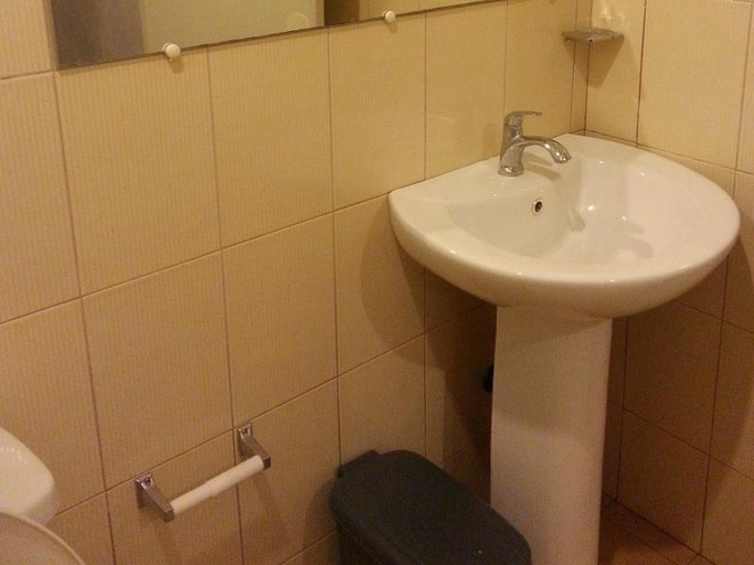 Bathroom 4, Dolyn Suites, General Santos City
