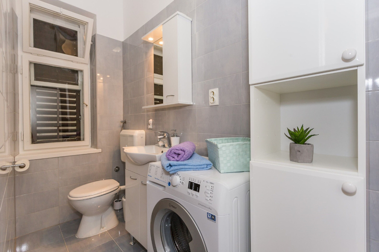 Bathroom 4, Studio Leon-Sara with shaded patio and garden view, Split