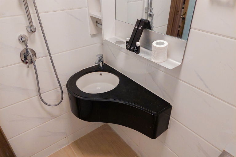 Bathroom 4, Minimalist Studio Room At Sky House Bsd Apartment, South Tangerang