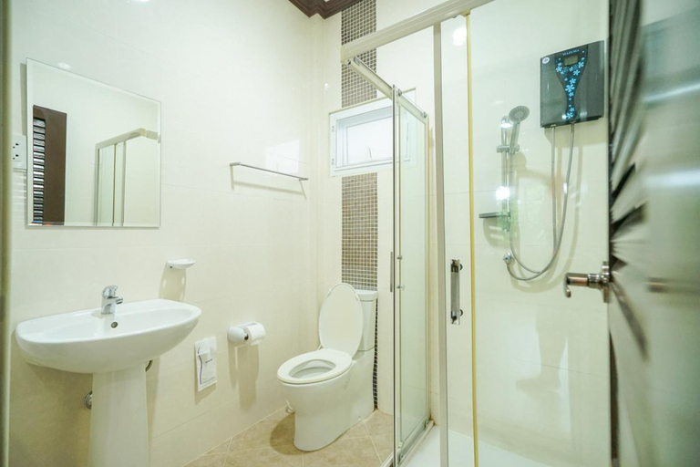 Bathroom 4, Baan Faa Talaychan Resort, Tha Mai