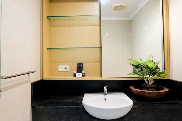 Bathroom 4, Spacious 1BR for 5 Pax at Maple Park Apartment, Jakarta Utara