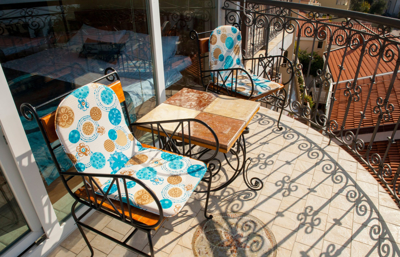 Others 5, Villa Edelweiss