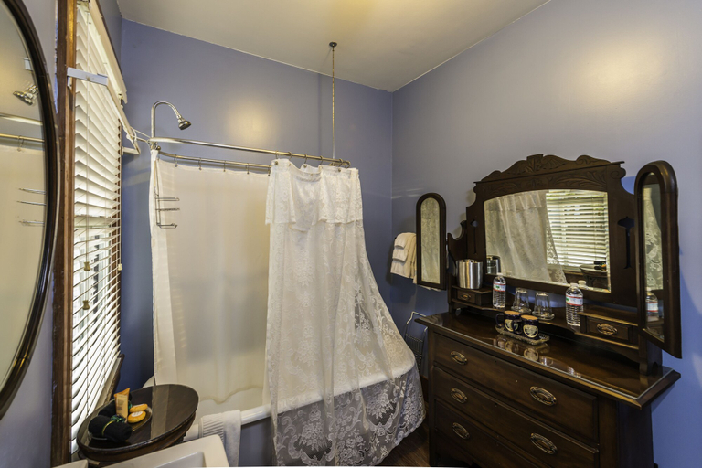 Bathroom 4, Carriage Way Inn, Saint Johns