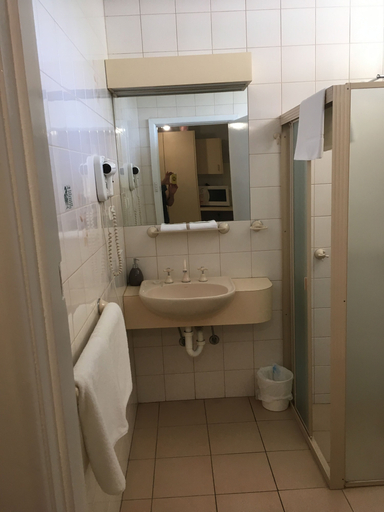 Bathroom 4, Camperdown Cascade Motel, Corangamite - North