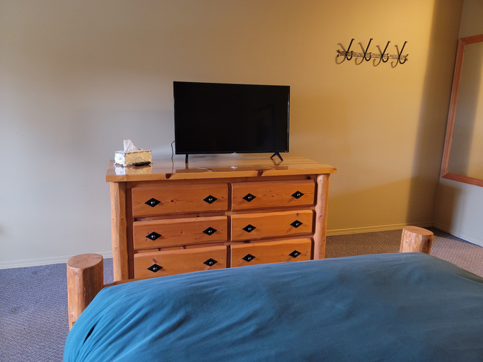 Bedroom 2, Raven's Nest Hotel, Fraser-Fort George