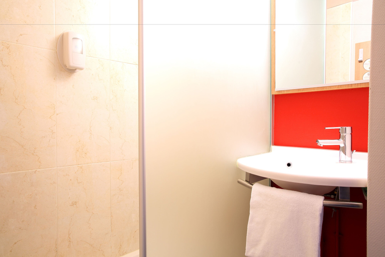 Bathroom 4, B&B HOTEL Hyères, Var