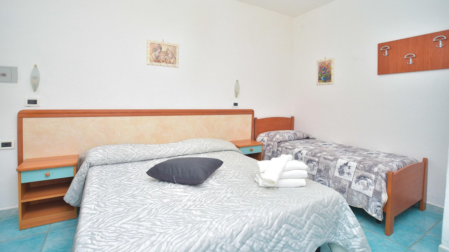 Bedroom 2, Junior Village, Napoli