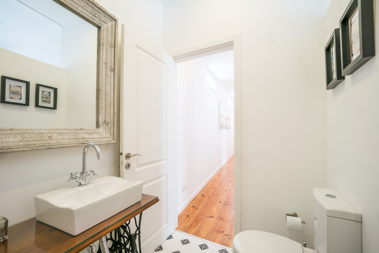 Bathroom 4, Chiado & Design Apartment, Lisbon