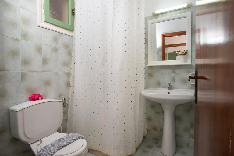 Bathroom 5, Philippos Apartments, Ionian Islands