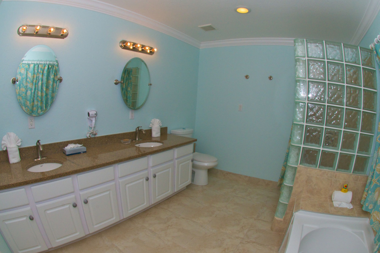 Bathroom 3, Compass Point Dive Resort