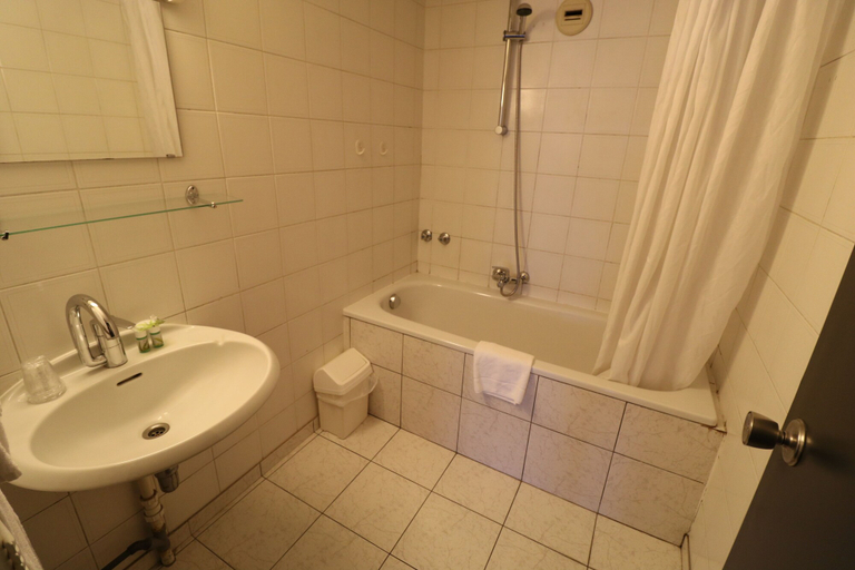 Bathroom 4, Arass Hotel & Business Flats, Antwerpen