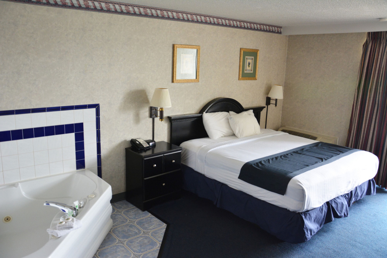 Bedroom 3, Travelodge by Wyndham Milwaukee, Milwaukee