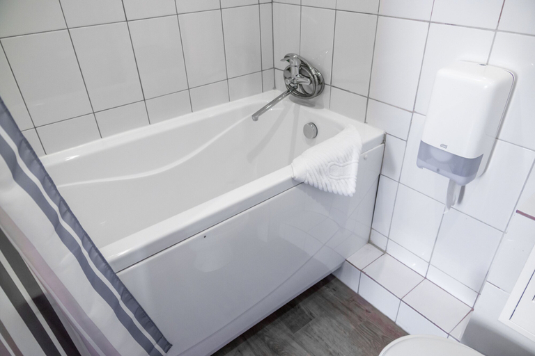 Bathroom 3, RA on Rybinskaya 7, Sankt-Peterburg gorsovet