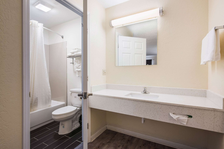 Bathroom 5, Econo Lodge Waynesville, Haywood