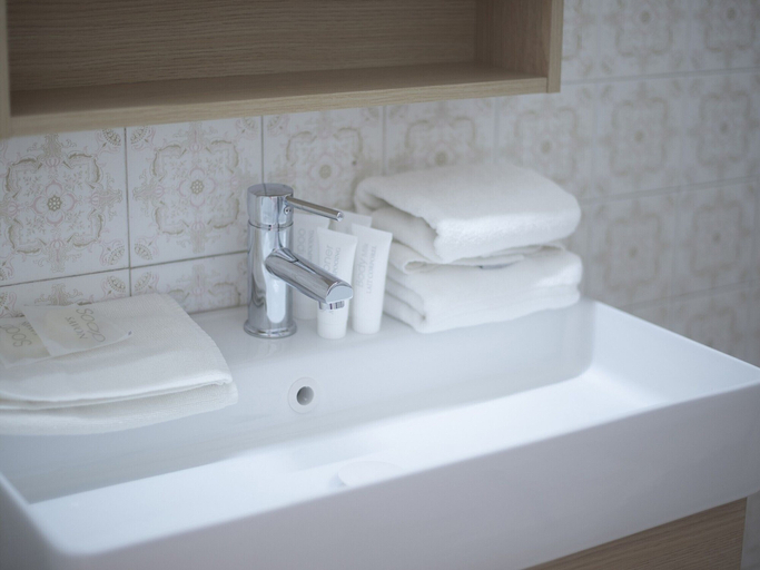 Bathroom 3, Montserrat 32, R68, Tarragona