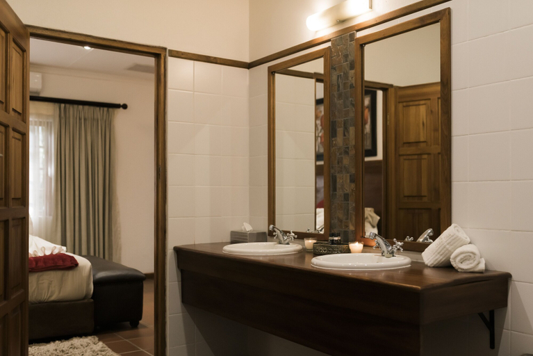 Bathroom 4, Tzaneen Country Lodge, Mopani