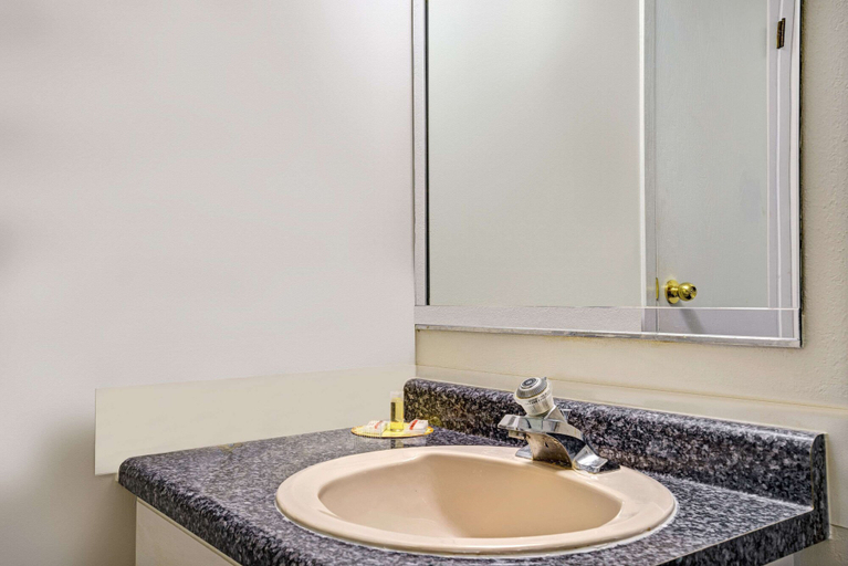Bathroom 5, Travelodge by Wyndham Red Wing, Goodhue