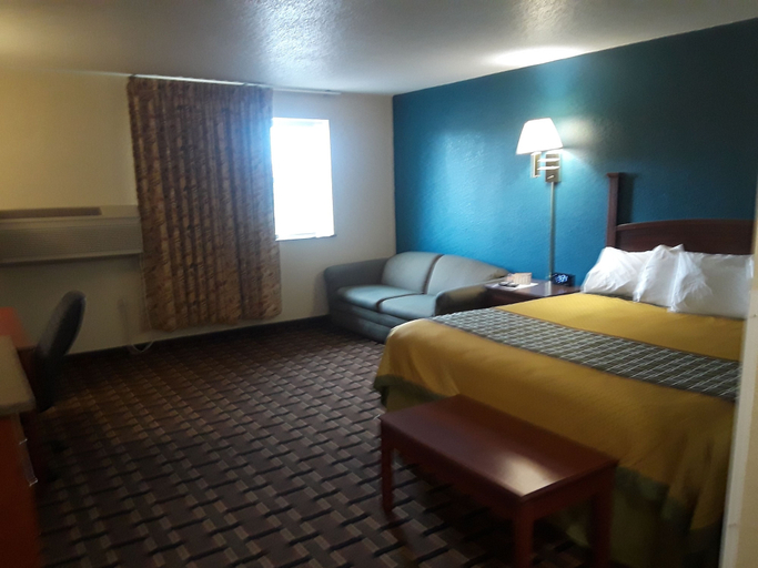 Bedroom 3, Faribault Hometown Inn & Suites, Rice