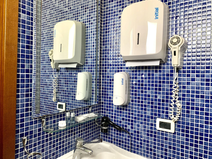 Bathroom 4, Riverside, Modena