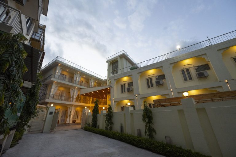Exterior & Views