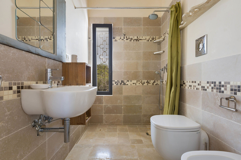 Bathroom 4, Villa Dahlia, Brindisi